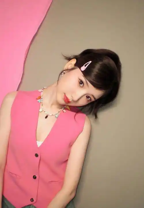 毛晓彤越打扮越粉嫩,粉色西装马甲牛仔裤,高马尾像20岁少女_女孩_俏丽