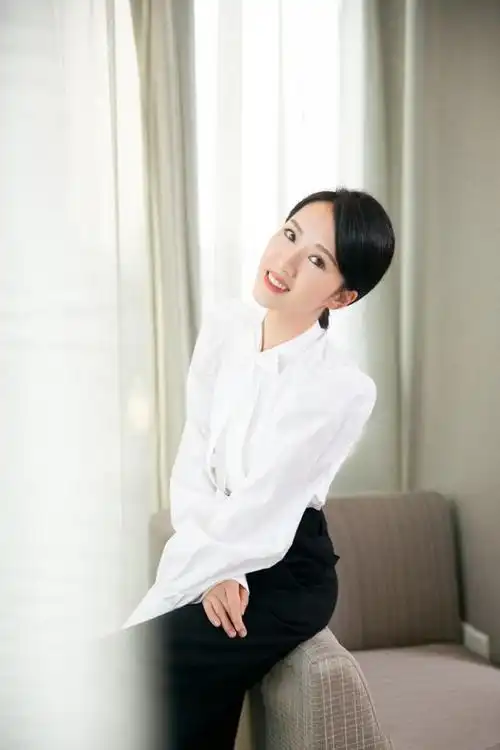 李念穿飘带衬衫配西装裤,干练造型,满满的新时代独立范儿