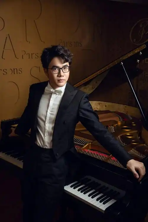 风格融合了德奥学派和俄罗斯学派的传统,师从德国著名钢琴大师nina