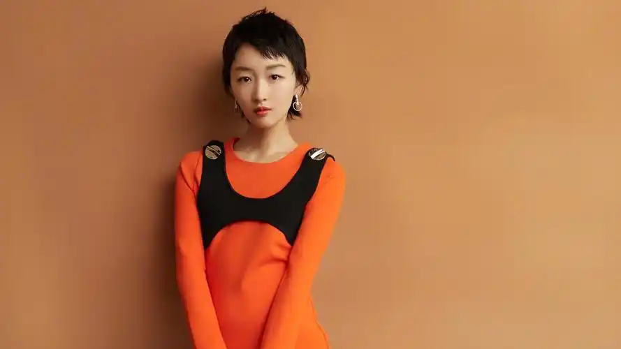 明星风尚周冬雨壁纸1