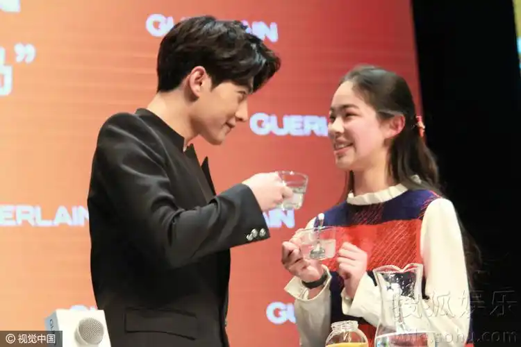 撩妹力max!杨洋对粉丝似男友眼神电力十足