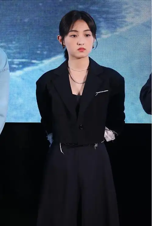 但是从穿搭上也能看出,感觉张子枫不太适合穿黑西装,不仅与年龄不符