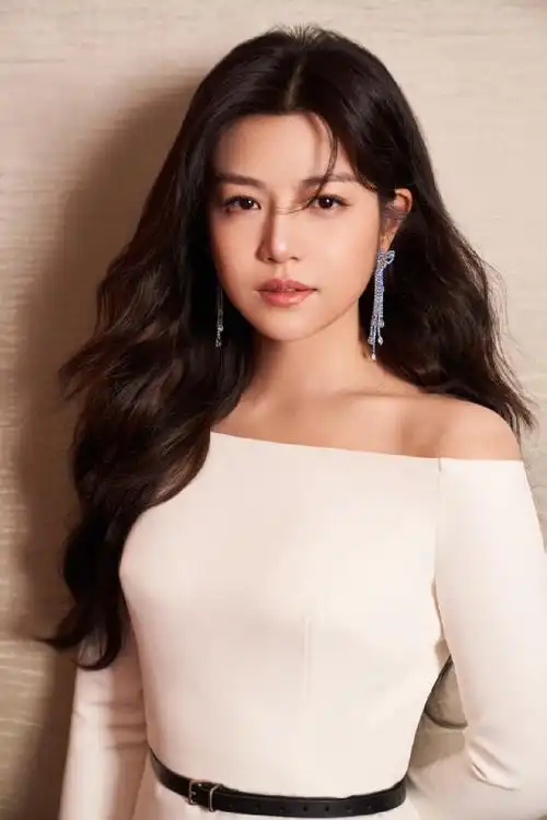 陈妍希妩媚起来没谁了一袭白色开叉礼服大波浪长发温婉动人