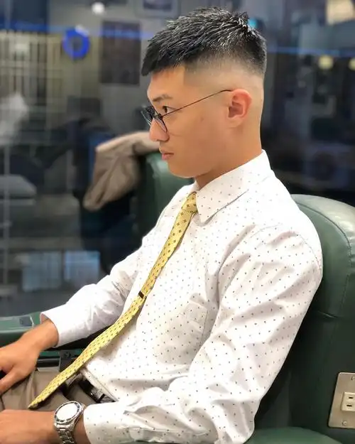 男生留"锅盖头"发型太幼稚,不如剪这4个潮流造型,帅气不油腻