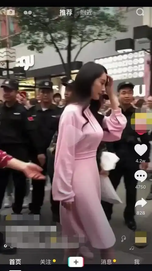 路人照下的杨幂腿又长又直身材也很棒,气质却不及身旁的妹子