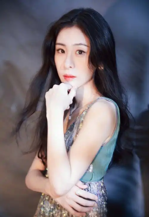 张碧晨吊带亮片裙性感写真图片29