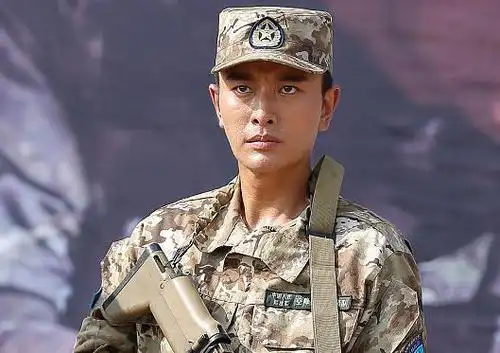 贾乃亮戴军帽疑回应岳父绿帽蛋糕事件,奶爸变硬汉李小璐会喜欢?