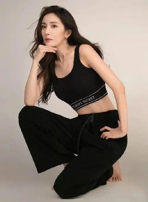 杨幂独家写真:身穿性感黑色运动内衣,大秀腹肌马甲线,婀娜多姿