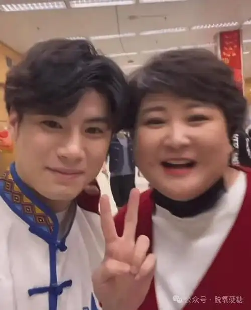 贾玲出国合影吴彦祖脸部出现皱纹减肥效果过头导致衰老