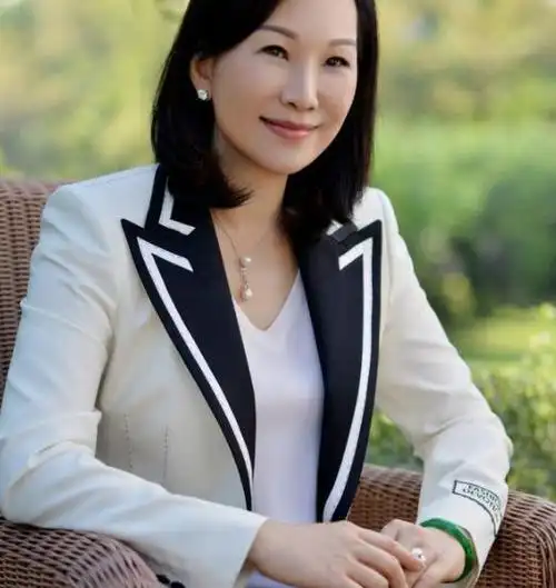 "最美慈善家"霍美卿出身平凡,创造百亿身家佩戴翡翠低调沉稳!