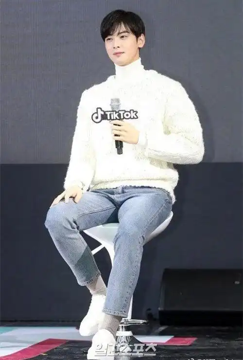 这么冷的天还在露脚踝车银优告诉你牛仔裤配长袜也超显瘦