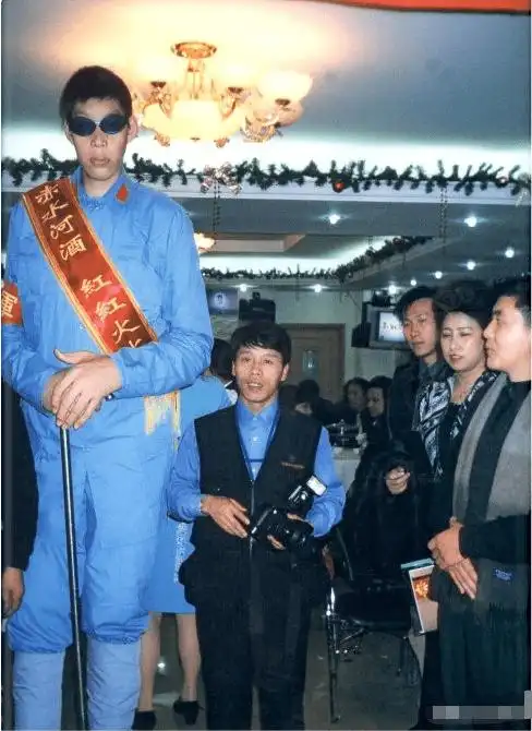 第一女巨人姚德芬身高24米最大心愿是吃饱饭她经历了啥