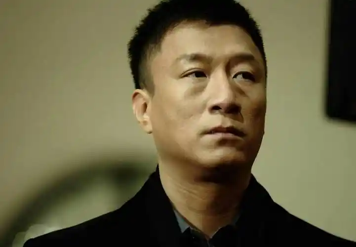 《征服》里又狠又酷的刘华强,个子不高却霸气十足,孙红雷将这个角色