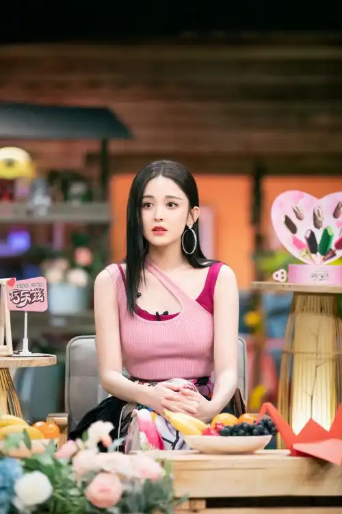 简介:古力娜扎斜肩叠穿背心甜美剧照图片,分享一组古力娜扎图片给大家