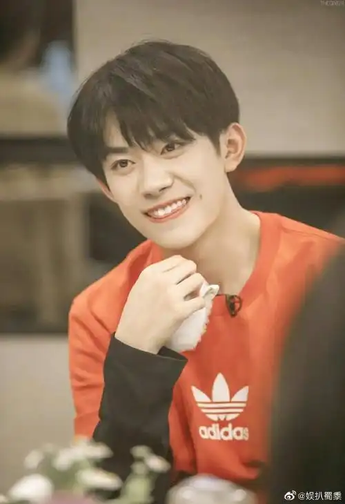 易烊千玺#笑容小合集,是笑起来会有小梨涡的阳光少年.