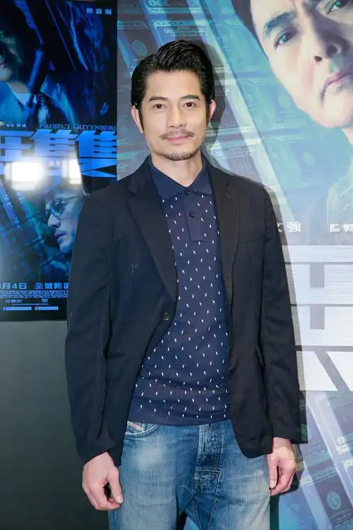 郭富城穿上小西装,搭一件polo衫,留点小胡渣更有男人味!