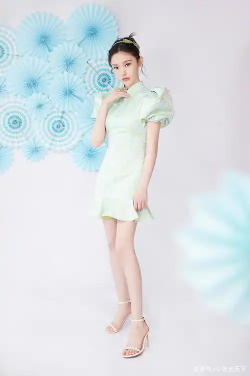 林允儿绿色旗袍美腿性感写真