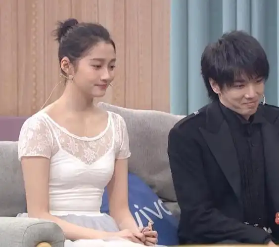 关晓彤华晨宇演小品, 当他俩并肩坐下, 谁注意晓彤拿的两样东西?