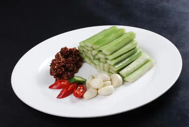 美食新花样:六道新菜,碟子摆盘,味道鲜美,心爱之选