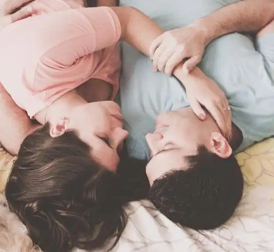 情侣的睡姿都是什么样子的