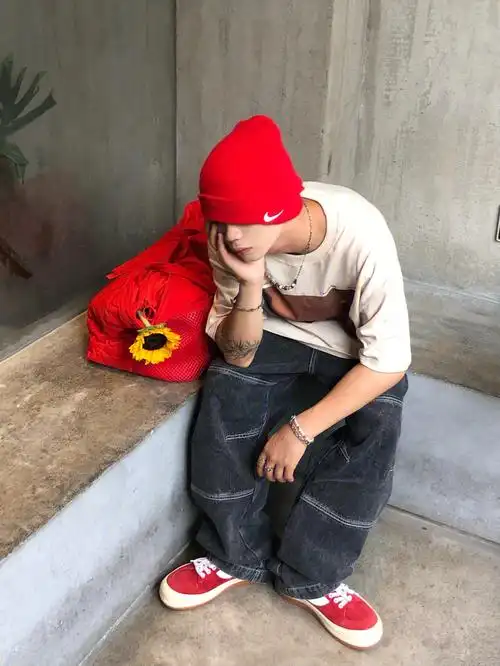 拍照配上一朵向日葵就感觉超级权志龙了～其实驼色的衣服真的不错