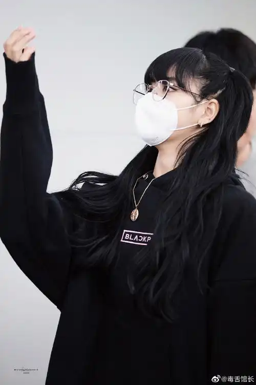 短发造型又酷又飒!还有比心～期待美女时装周造型#lisa机场比心