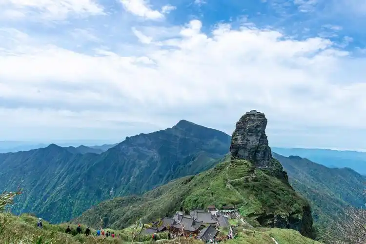 梵净山海拔高度约多少,梵净山有多高海拔多少(贵州铜仁最高的山峰)