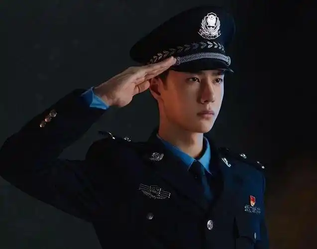 王一博警服路透太帅了王一博新电影维和防暴队正在拍摄