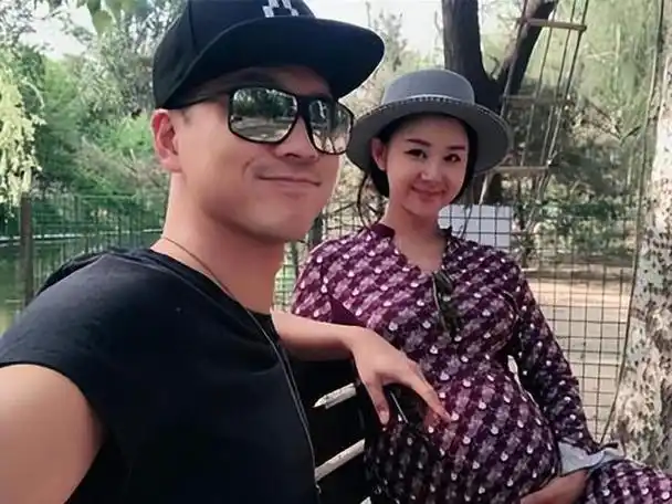 演员王雷全家在新加坡过年,豪华住所抢镜,网友:不会改国籍了吧