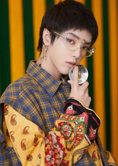 华晨宇:戴上眼镜也封印不了的神仙颜值