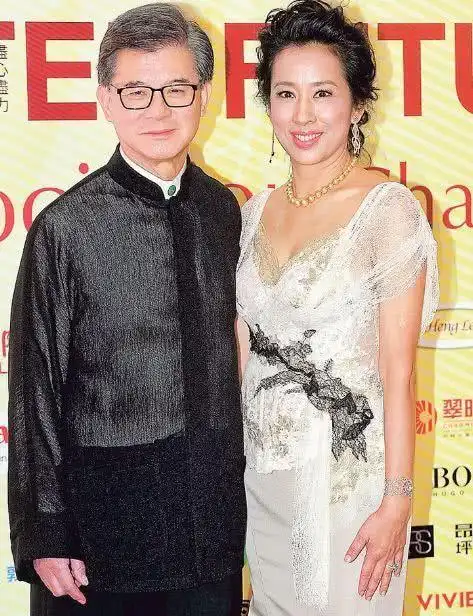 阔太朱玲玲夫妇亮相搭配蕾丝白裙挺美老公是亿万富豪