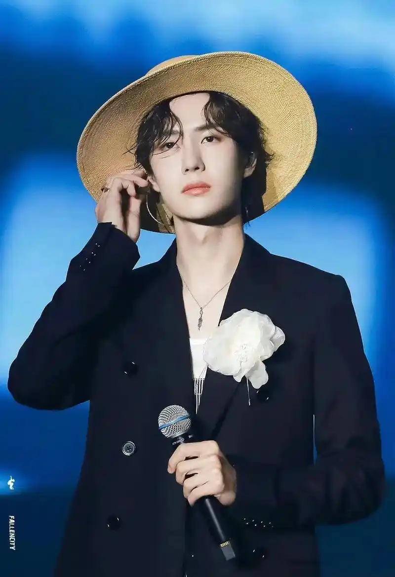 能hold住不同造型的王一博.#王一博西装和蓝毯好配 不要埋 - 抖音