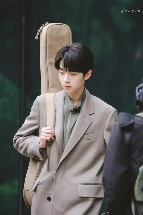 张嘉元今日份出发饭拍图 身穿风衣背着吉他的少年……__财经头条