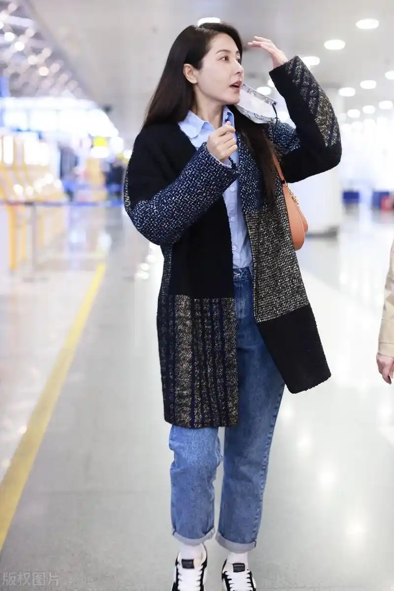 曾黎机场街拍,拼色针织外套 蓝衬衫 牛仔裤时尚减龄!