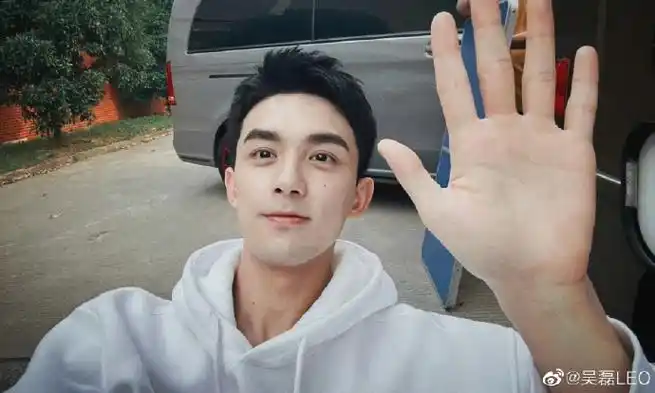 吴磊蓝色马甲比耶照#吴磊比耶也太可爱了!