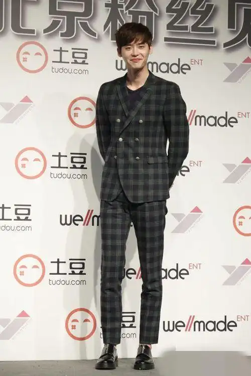 李钟硕苏志燮崔始源 "脱衣有肉穿衣显瘦"的韩国男星