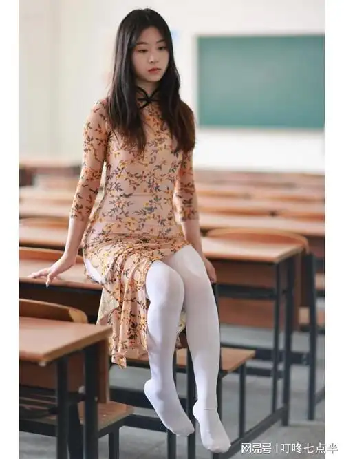 震惊清纯女孩白色连裤袜竟然能这样穿