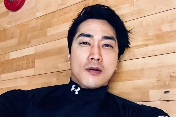 宋承宪近照又胖又沧桑,男神不再,网友:还好神仙姐姐跟你分手了