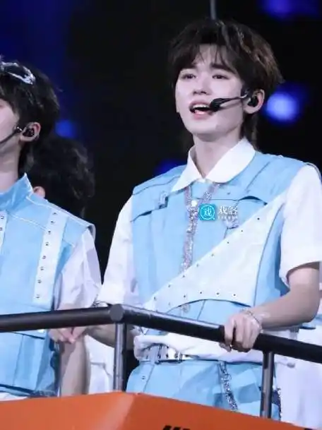 宋亚轩看起来好热##这是时代少年团演唱会吗##时代少年团舞台##青春