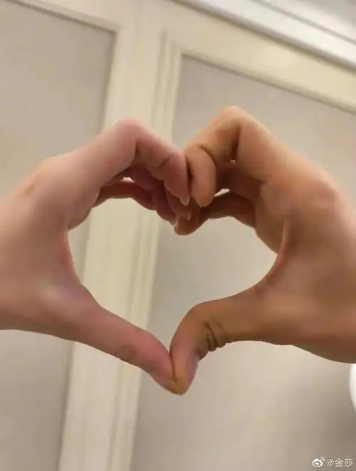 金莎公开恋情啦,今天金莎发博晒出美食照以及比心等照片,配文:"爱就是