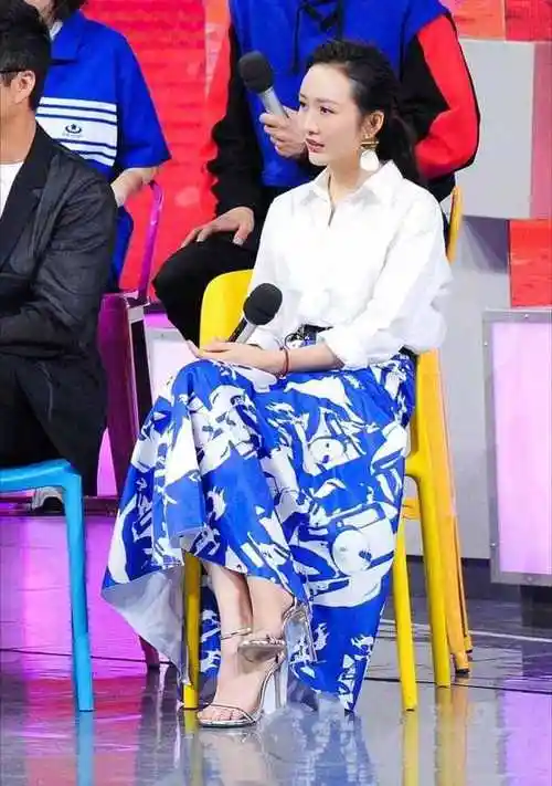 王鸥又穿白衬衫录节目,配印花半身裙优雅大气,手上戴红绳更洋气