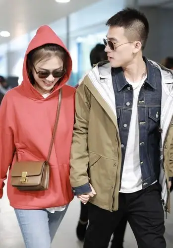 马思纯欧豪牵手十指紧扣撒狗粮