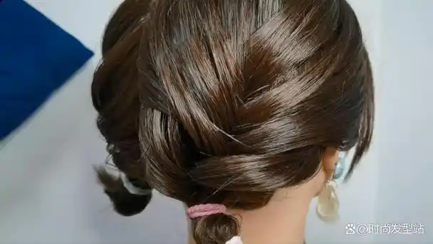 女生编发是一种时尚的发型,它不仅可以让女生看起来更加美丽动人,还