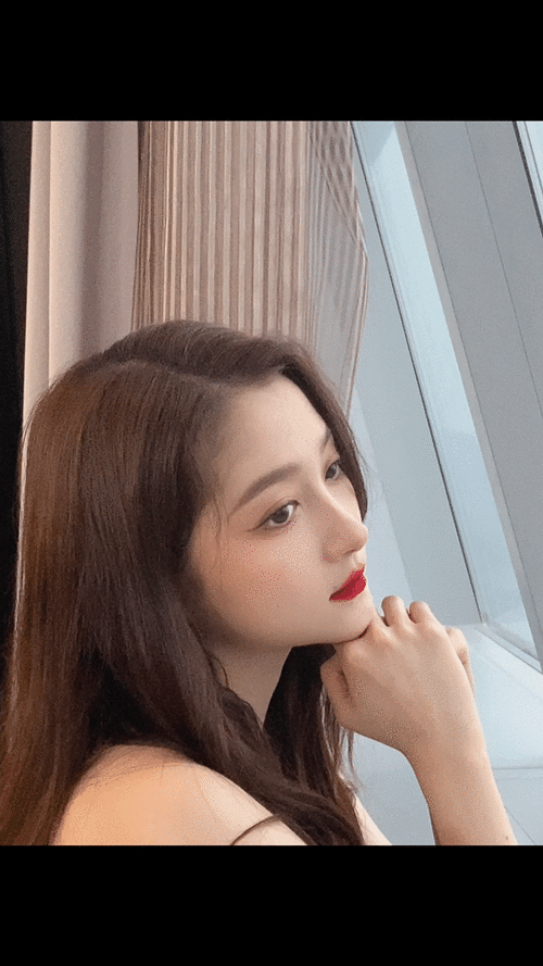 关晓彤玫红长裙造型大片