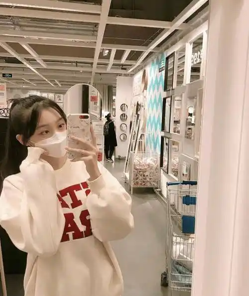 当年在剧中饰演小李慧珍的演员曲芷含也已经长大成人了,15岁的她亭亭