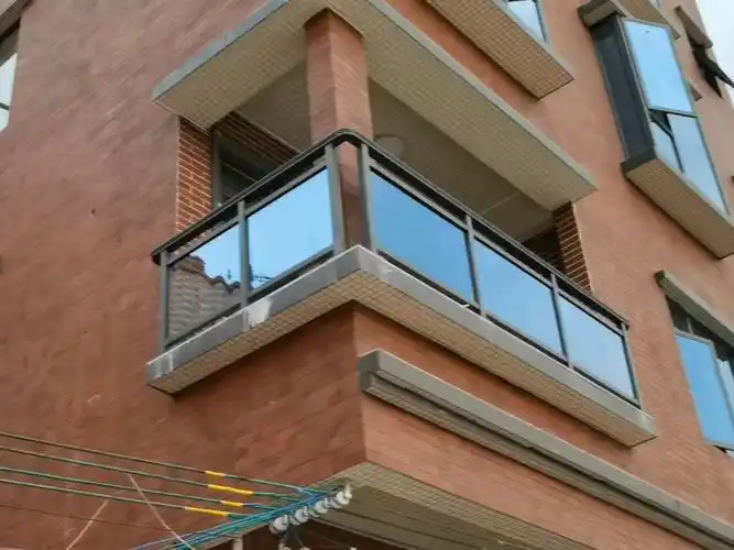 自建房铝艺护栏安装完成效果,简洁大方95铝合金材质,不生锈,不氧化