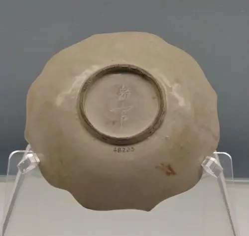 定窑白釉"新官"字菱口盘(五代  公元907——960年)