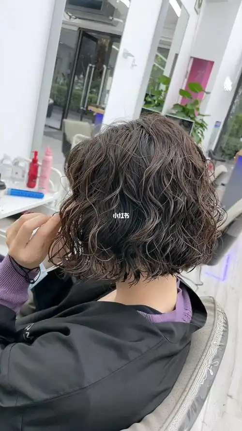 短发慵懒法式烫