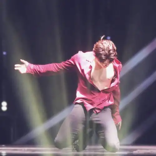 王嘉尔带伤认真表演, 直言: 台下可以疼台上就要专业