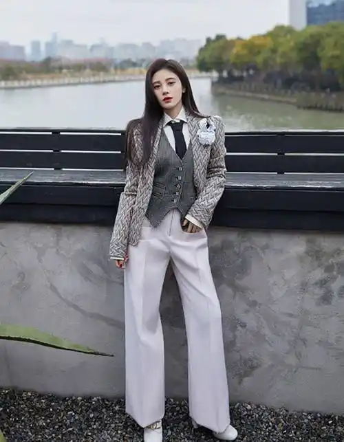 原创鞠婧祎四月大片出炉站到梯子上的那一刻确定身高159cm